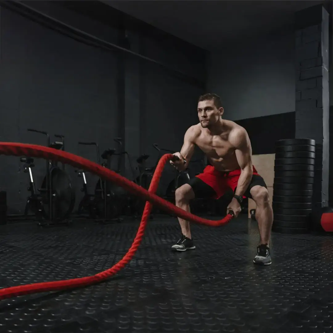 Entraînement à la corde ondulatoire dans une salle de sport