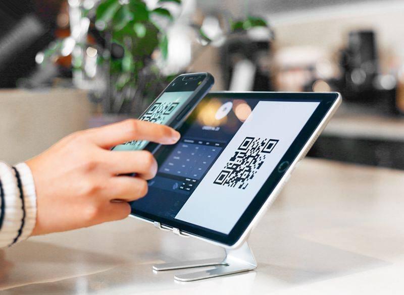 Scanner un QR code CalVal sur la tablette d'un restaurant